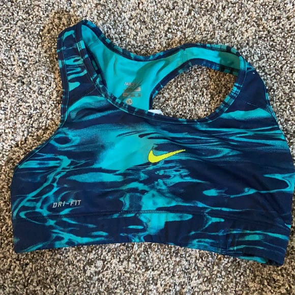 Bundling these 4 Nike sports bras - Picture 4 of 5